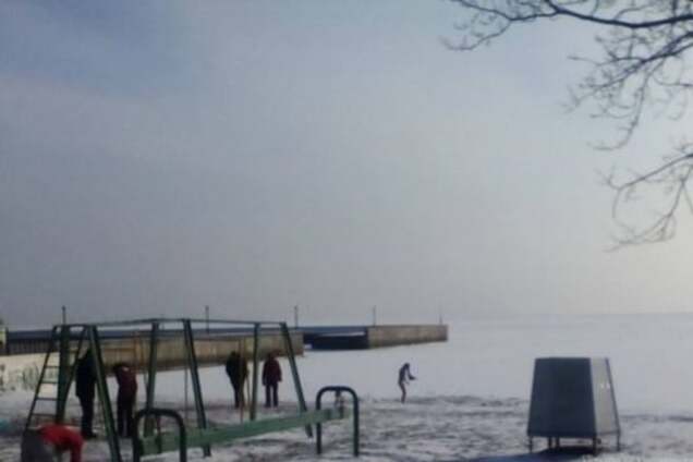 В Мариуполе 'моржи' устроили заплыв в двадцатиградусный мороз