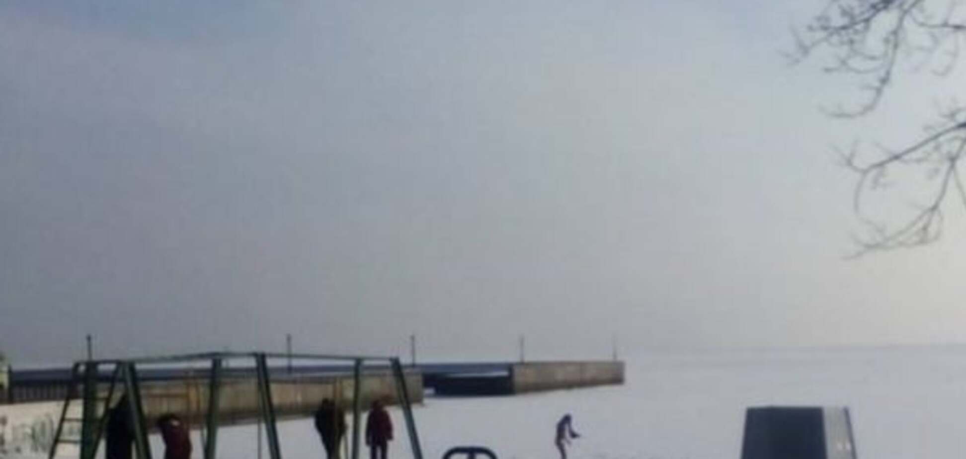 В Мариуполе 'моржи' устроили заплыв в двадцатиградусный мороз