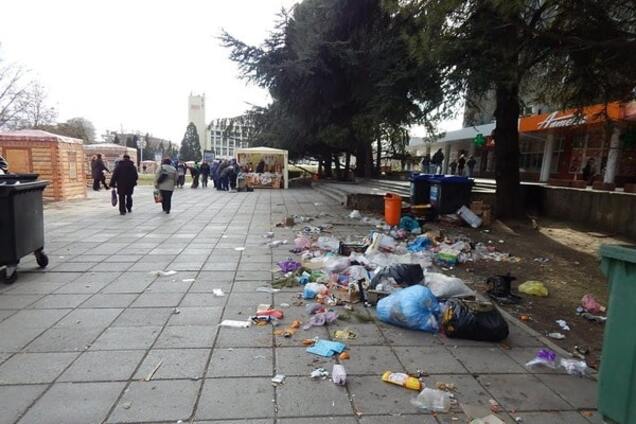 Оккупированная Ялта встретила Новый год горами мусора: фотофакт