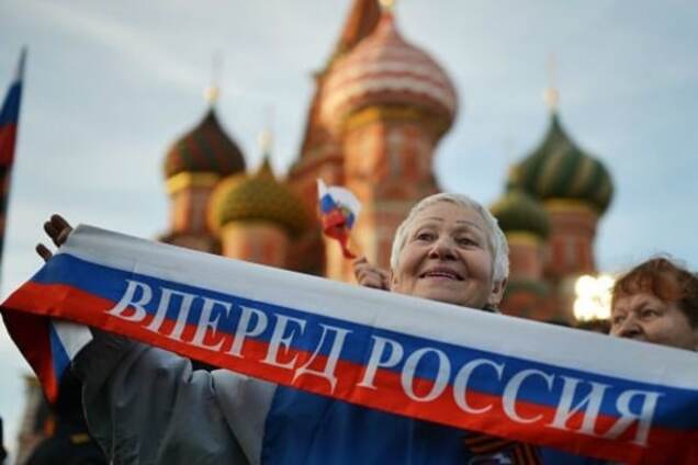 Россияне пытаются найти козла отпущения: историк рассказал о кризисе в РФ