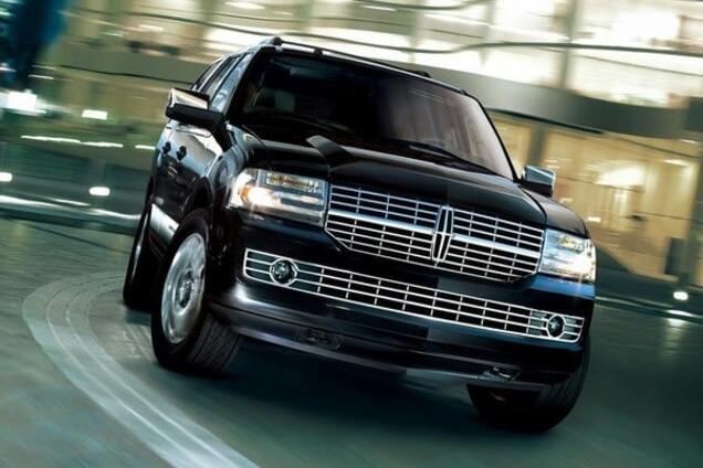 В Киеве угнали Lincoln, пригрозив водителю ножом