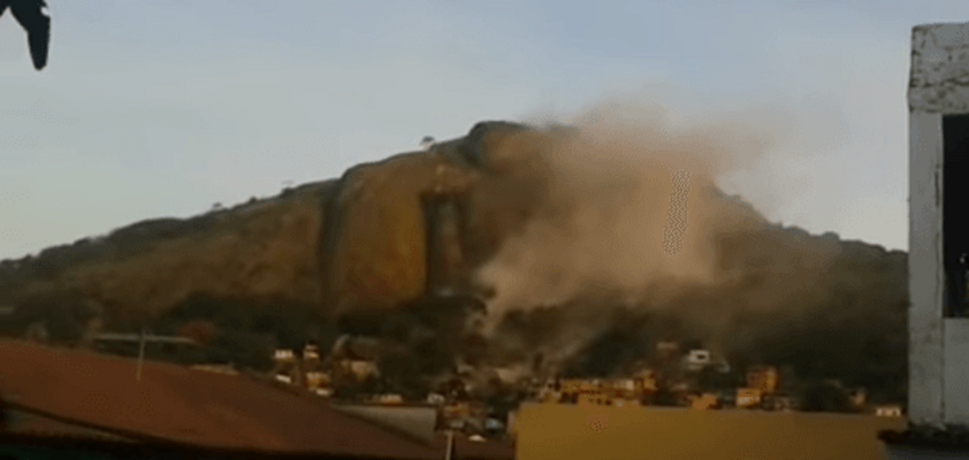 У Бразилії скеля обвалилася на житловий квартал, 15 постраждалих: моторошні фото і відео