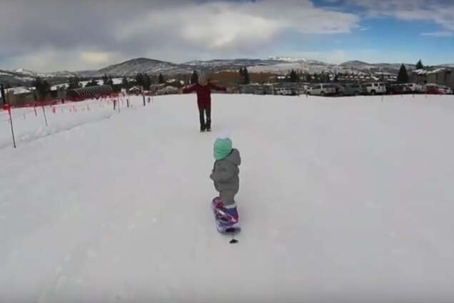 Из люльки на сноуборд: годовалая малышка прокатилась со склона