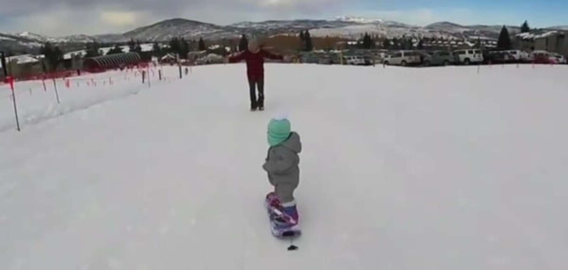 Из люльки на сноуборд: годовалая малышка прокатилась со склона