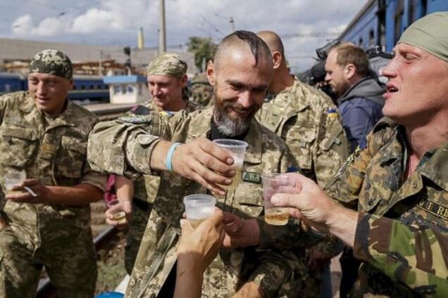 'Командованию пофиг': боец АТО поведал об алкоголизме на передовой