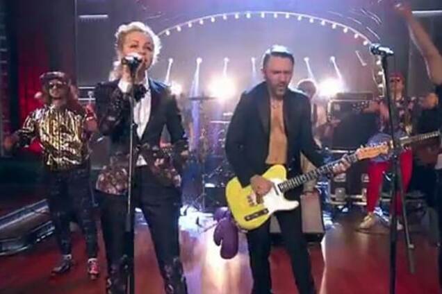 Без мата: 'Ленинград' исполнили песню про лабутены на 'Вечернем Урганте'