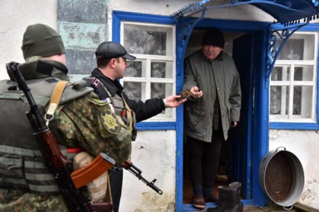 Відкрийте, поліція! Під Маріуполем провели антитерористичний рейд: опубліковані фото