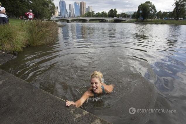 Сенсаційна переможниця Australian Open стрибнула в холодну річку після нагородження: відео та фото запливу