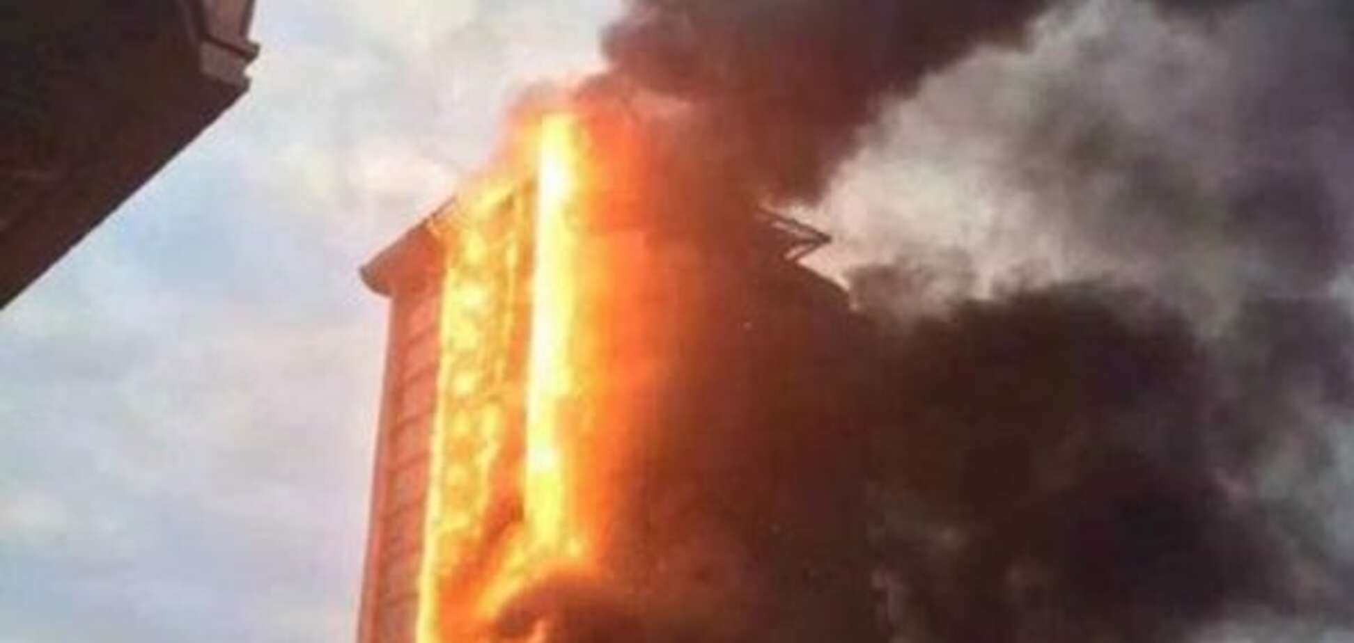 Страшна пожежа: у Китаї спалахнув багатоповерховий готель. Опубліковано відео