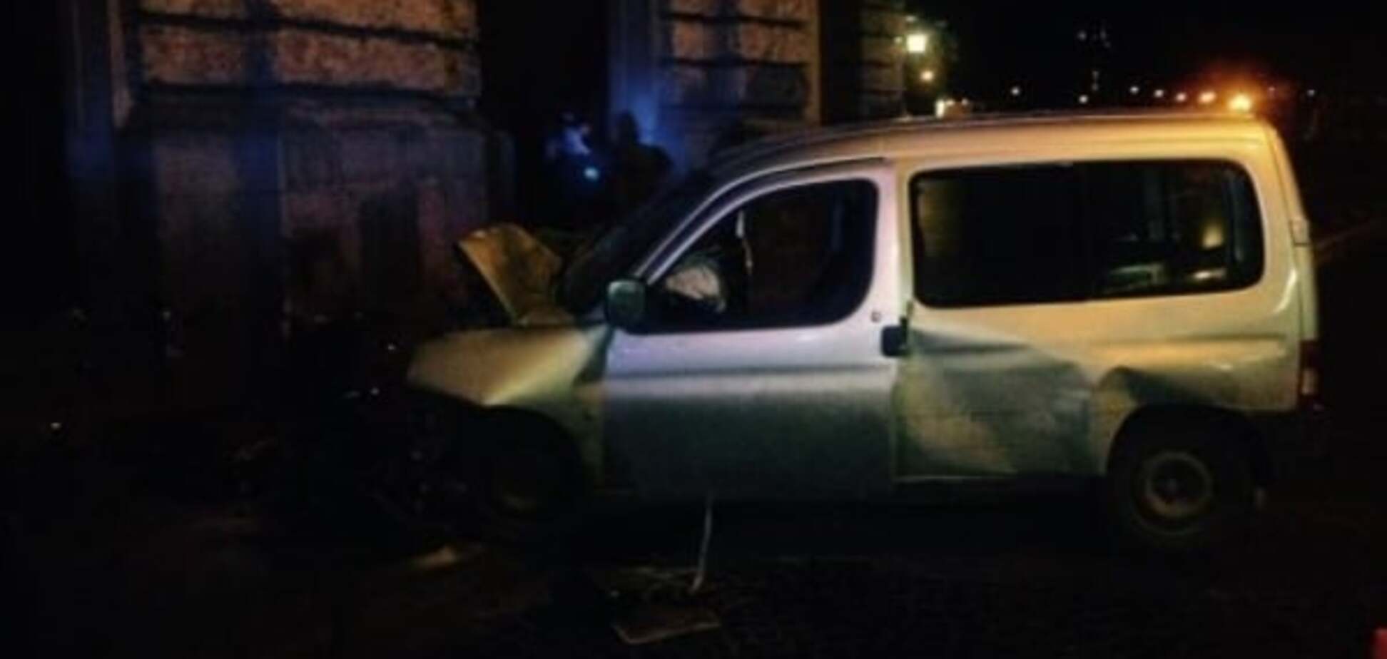 В Львове автомобиль врезался в Оперный театр: опубликованы фото