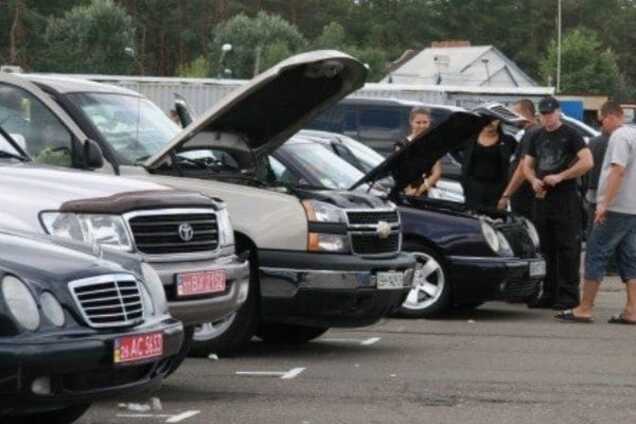 Кабмин разрешил продавать в автосалонах подержанные иномарки