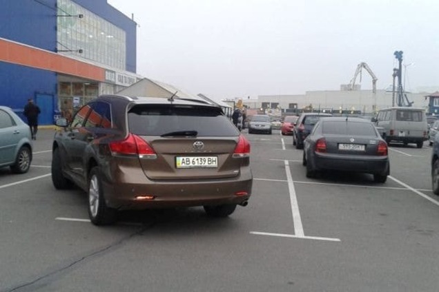 В Киеве 'героиня парковки' заняла два места около гипермаркета