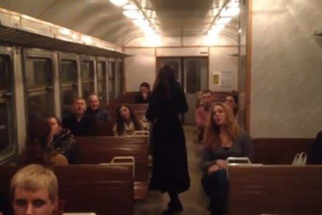 Украинцы удивили пассажиров электрички исполнением 'Щедрика': видеофакт