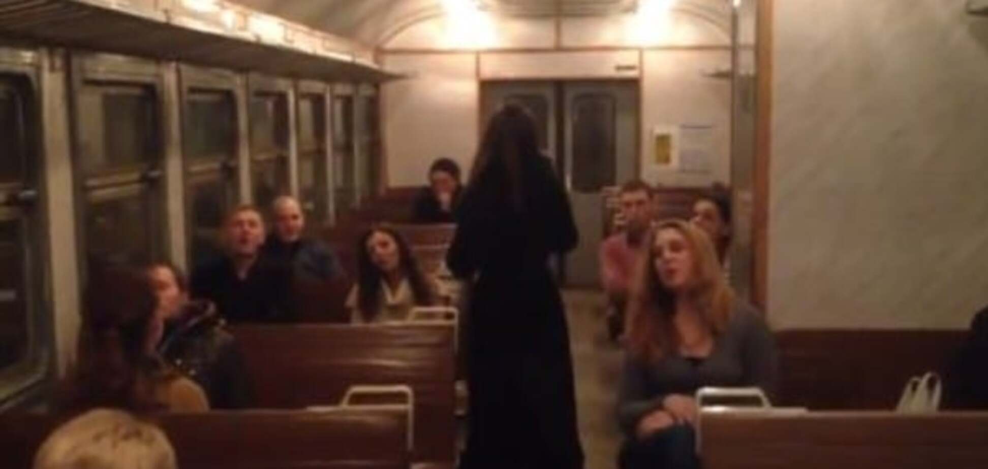 Украинцы удивили пассажиров электрички исполнением 'Щедрика': видеофакт