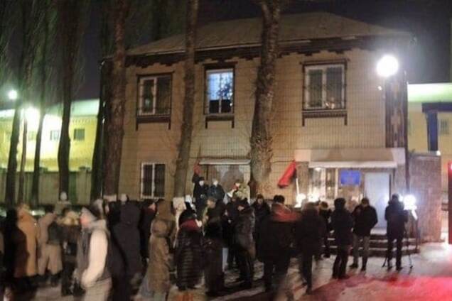 Смерть Колесникова: активисты вышли к СИЗО, прокуратура обещает проверку