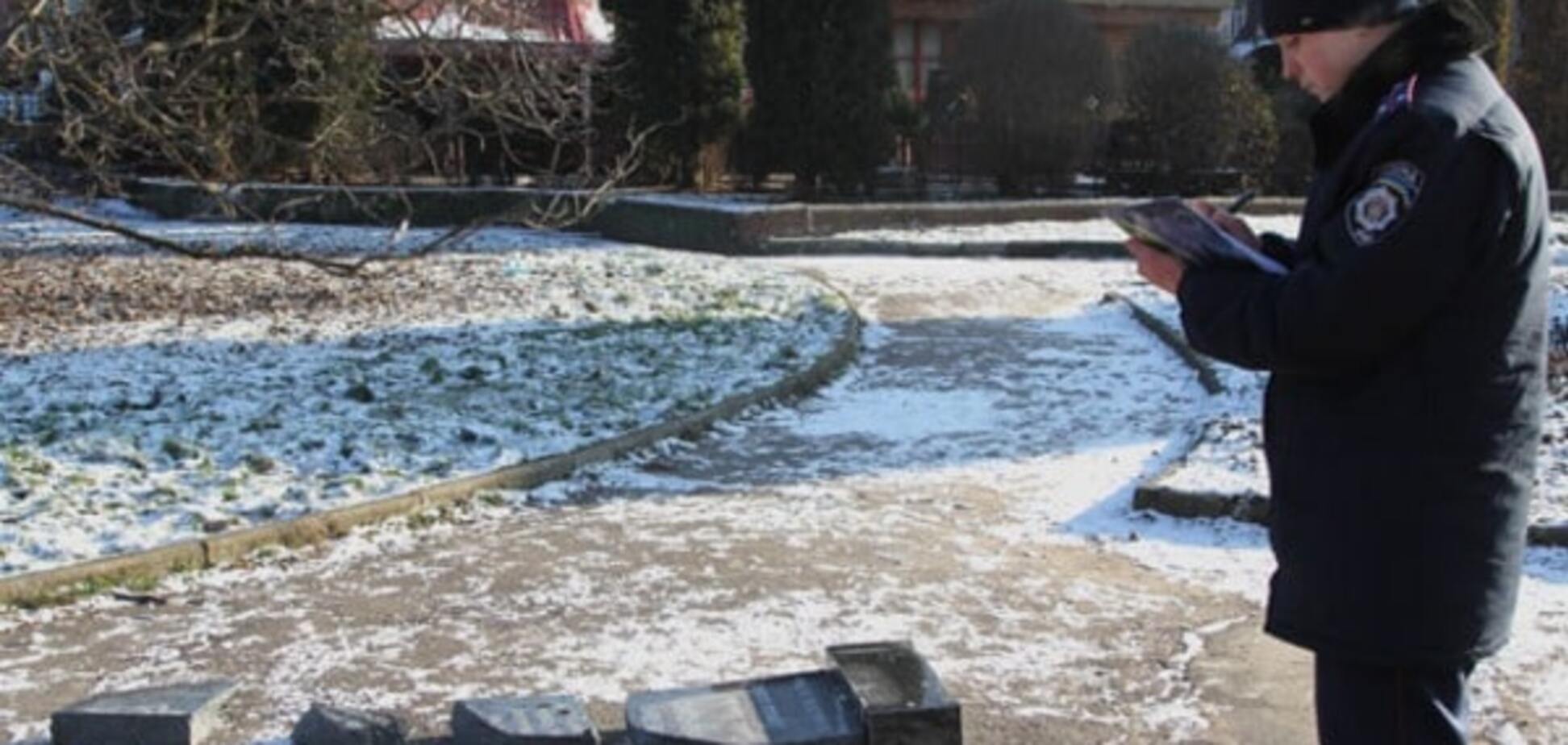 В Ривне вандалы разбили мемориальную доску в честь Бандеры