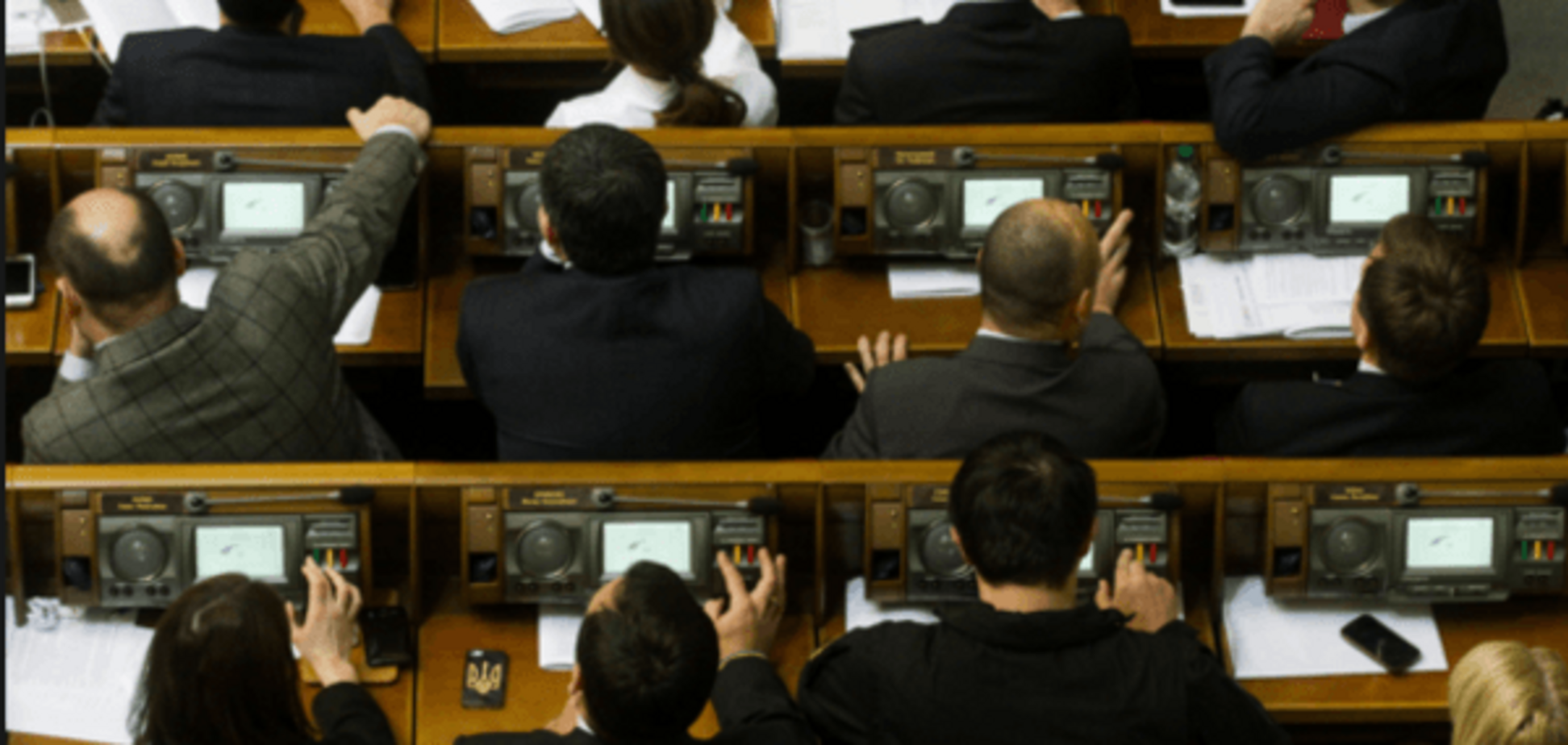 Кабмин ни при чем: срывающую безвизовый режим норму в бюджет внесли нардепы