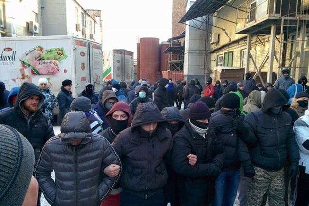 Рейдерская атака: полиция отреагировала на избиение журналистки в Житомире