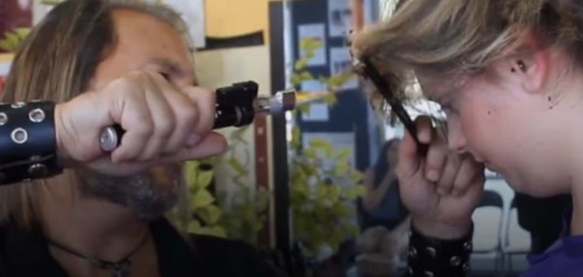 Стрижка-вспышка: сеть покорило видео с умелым чудо-парикмахером
