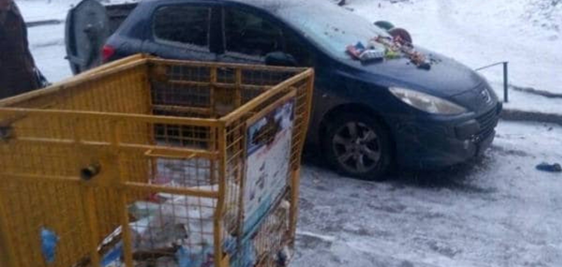 В Киеве машину автохама закидали мусором