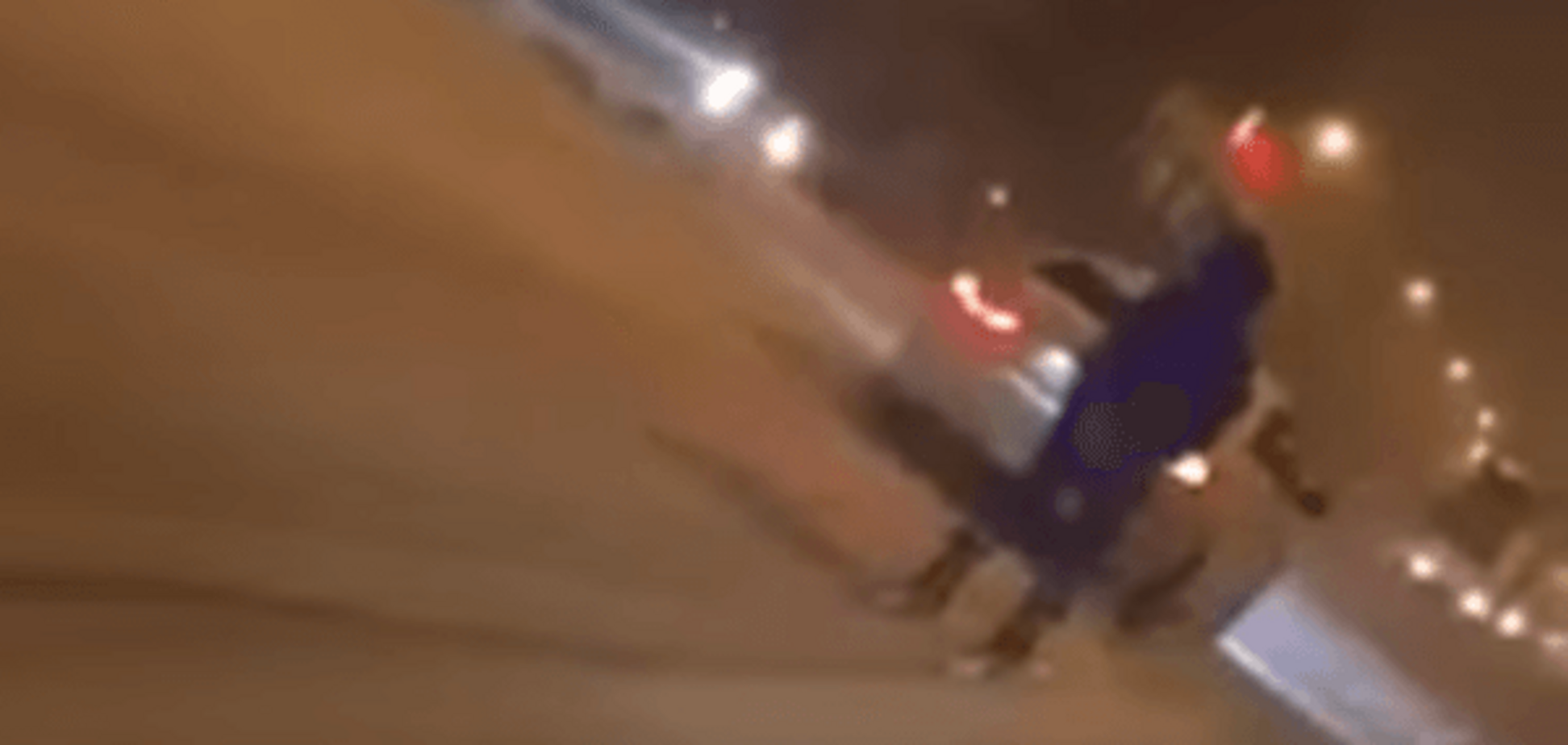 'ДНР'-экстрим: в центре Донецка заметили лыжника, мчащего за автомобилем. Видеофакт