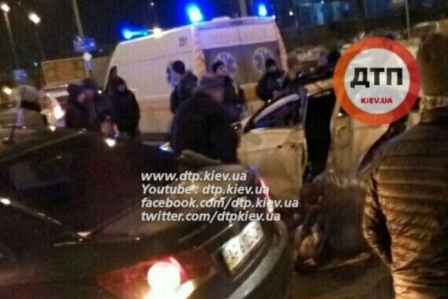 В Киеве Hyundai врезался в столб: есть пострадавшие