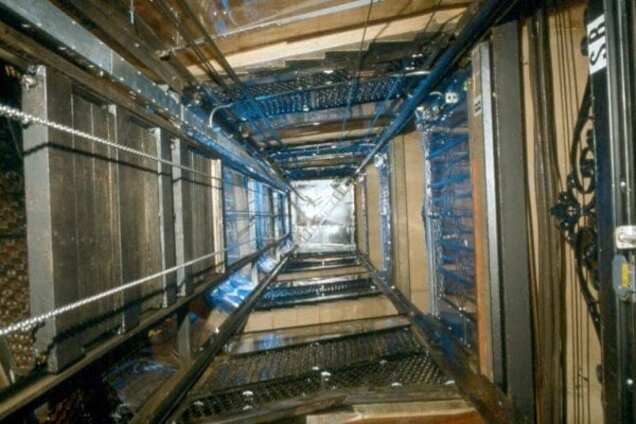 В киевской многоэтажке подросток упал в шахту лифта