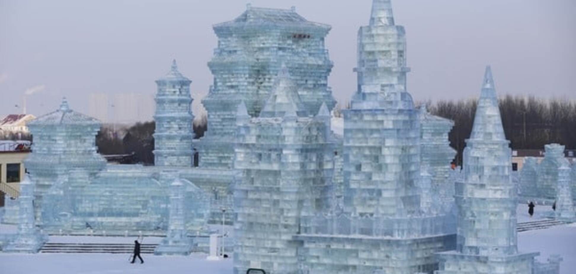 В Китае выстроили царство изо льда и снега: фоторепортаж