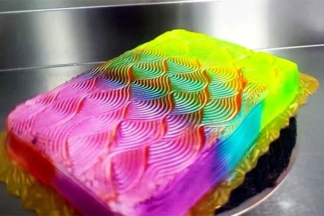Обман зрения: невероятное видео с тортом, который меняет цвет во время вращения