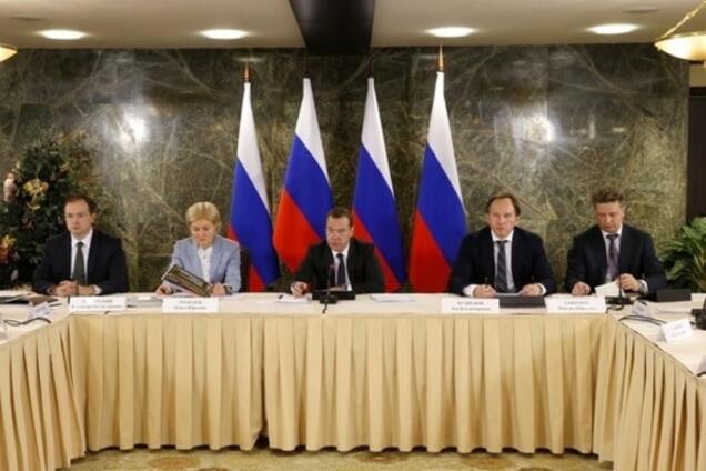 Ни света, ни моста: Медведев призвал 'подтянуть' Крым 'до общероссийского уровня'
