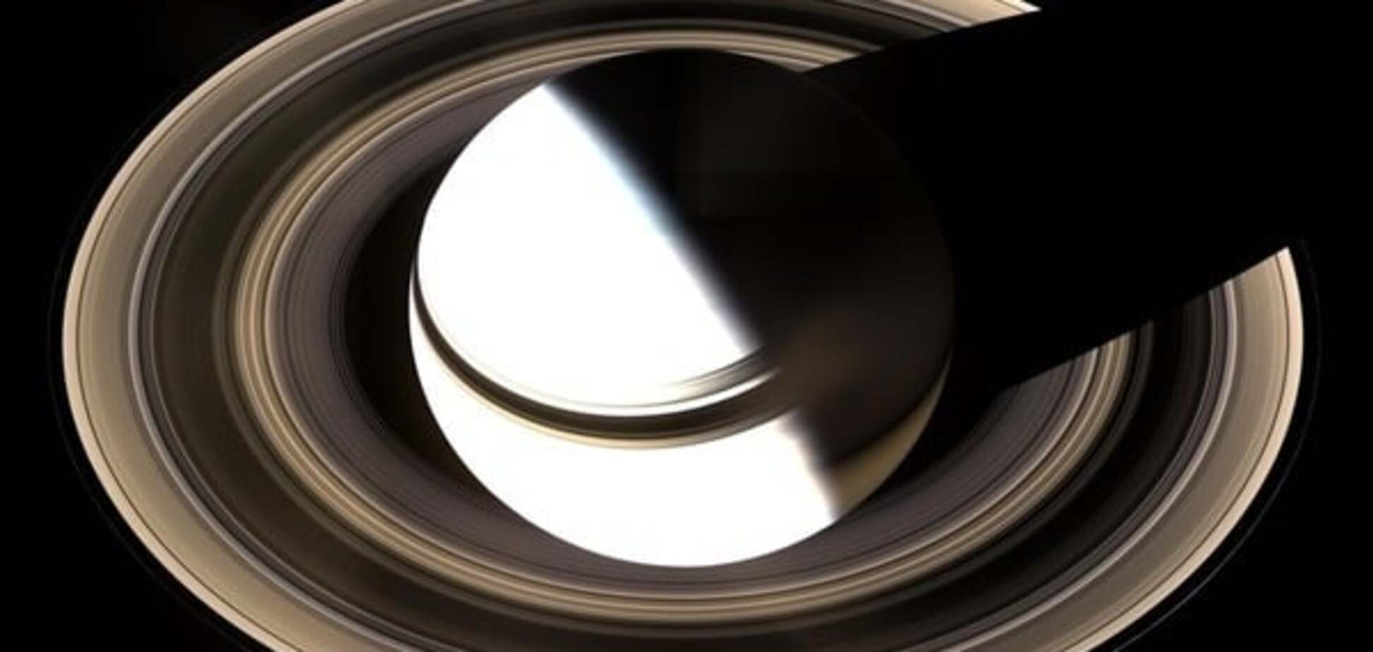 NASA показала удивительное фото трех спутников Сатурна