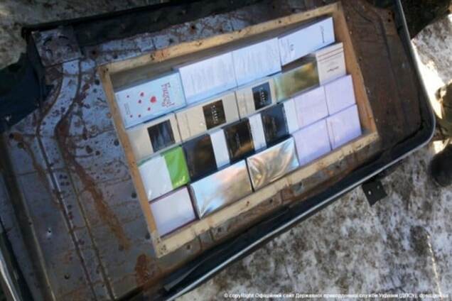 Пограничники не пустили в 'ДНР' гаджеты, духи и валюту