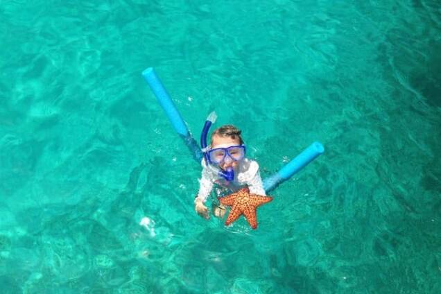 Круизное детство: пара растит дочерей на яхте во время путешествия по Карибам