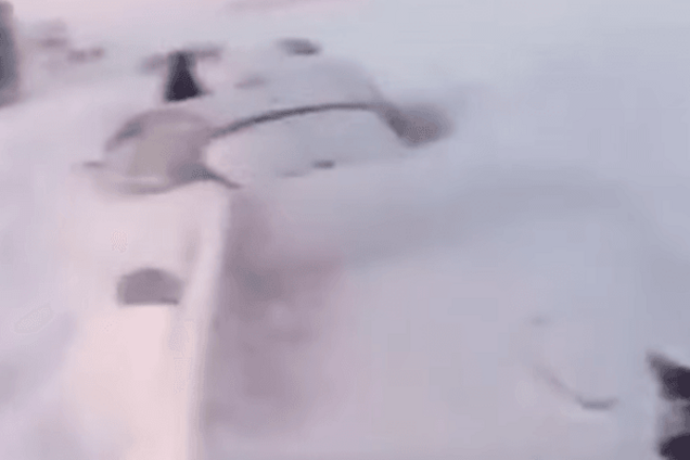 У сніговому полоні: в Росії десятки людей 15 годин чекали допомогу в дорожньому заторі. Відеофакт