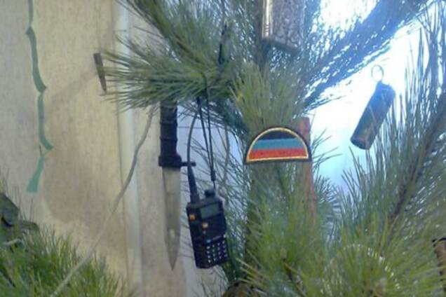 Террористы 'ДНР' украсили елку оружием и боеприпасами: опубликованы фото