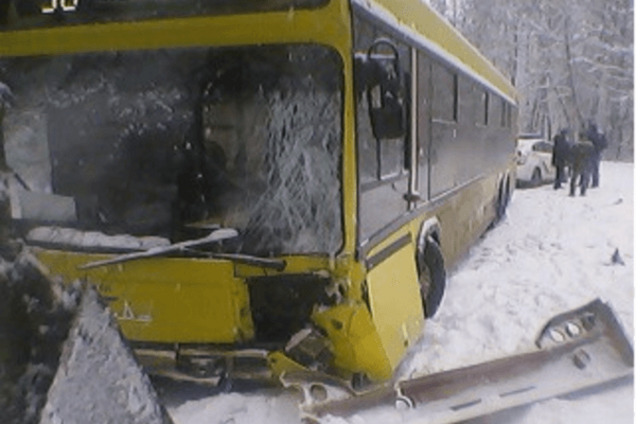 В Киеве автобус с пассажирами протаранил дерево