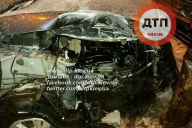 В Киеве на Троещине пьяный водитель KIA 'разнес' остановку