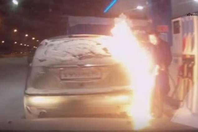 С огоньком: в России женщина подожгла свое авто на заправке 