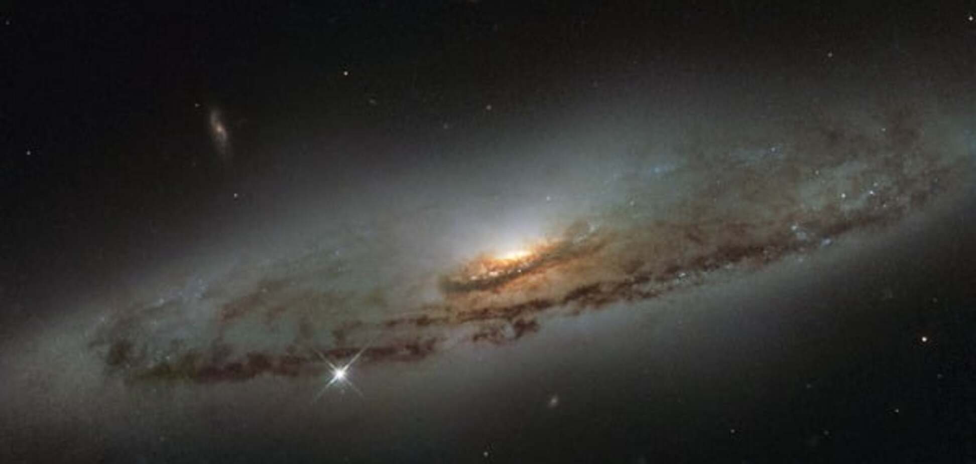 Hubble запечатлел галактику с энергией сотни тысяч Солнц: фотофакт