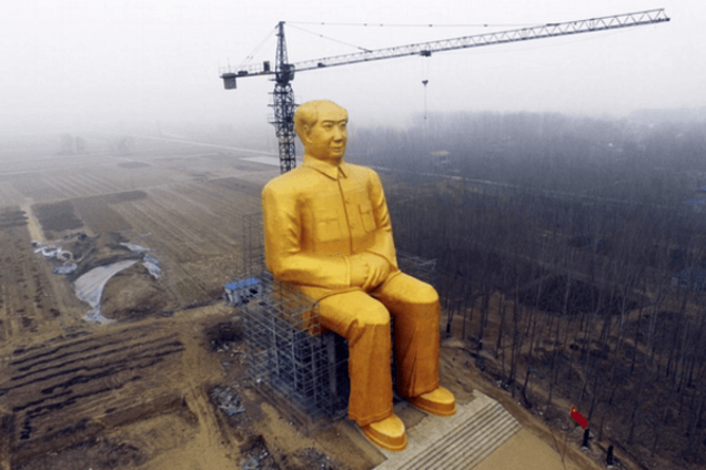 В Китае установили позолоченную статую Мао Цзэдуна высотой в 16-этажный дом