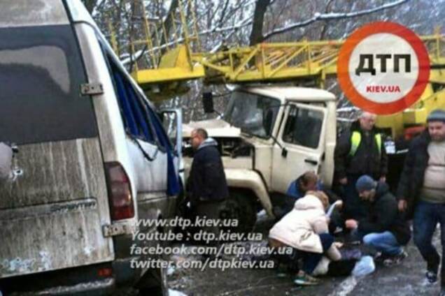 У Києві маршрутка потрапила у масштабну аварію: 15 постраждалих. Фото з місця подій