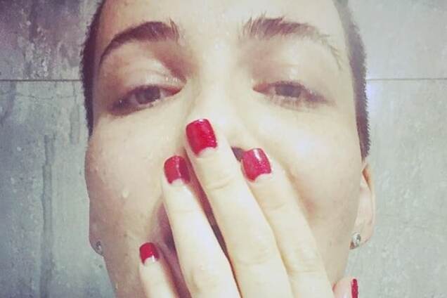 'Пьяная вдребезги': соблазнительная Астафьева прикрыла соски бокалами