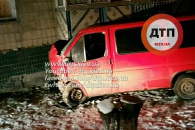 Под Киевом пьяный водитель Ford 'впечатал' пешехода в стену