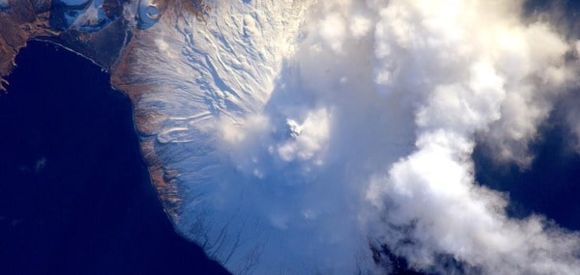 Астронавт опублікував з космосу фото бурхливого вулкана