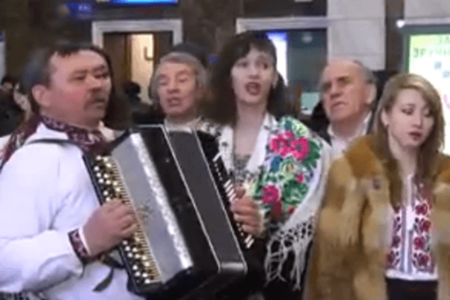 Поющие железнодорожники произвели фурор на Центральном вокзале Киева: видеофакт