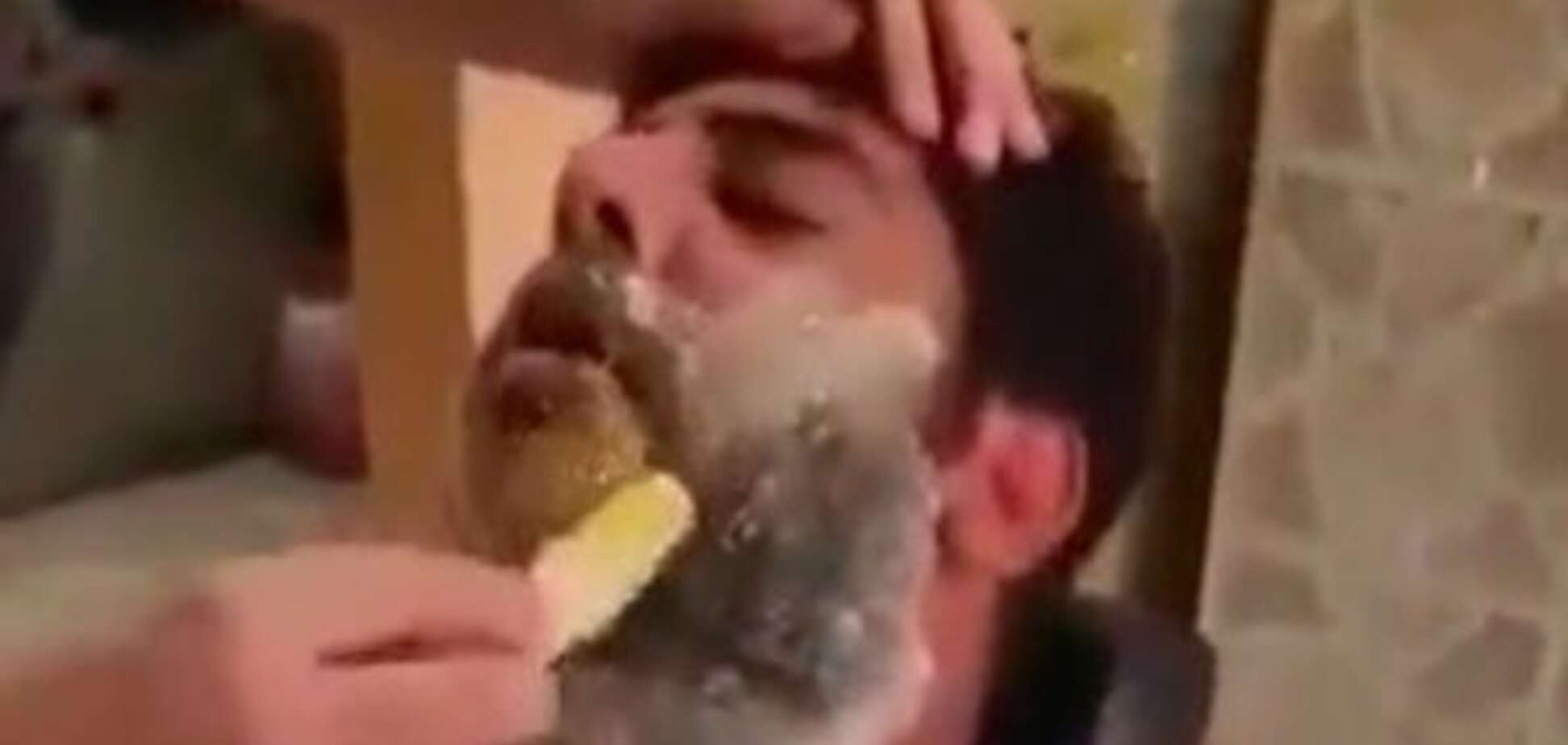 Мужчины тоже делают это: сеть 'взорвало' видео с парнем, решившим необычно сбрить бороду