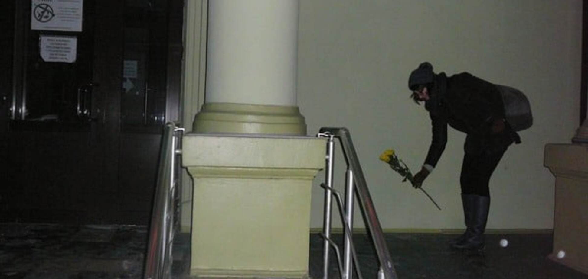 Активистка возложила цветы к уничтоженному в Донецке барельефу Стуса