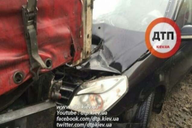 ДТП в Киеве: девушка на Geely 'поцеловала' фуру