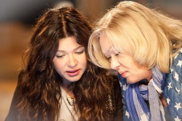 Руслана 'растрогала' сеть чувственной фотосессией с мамой