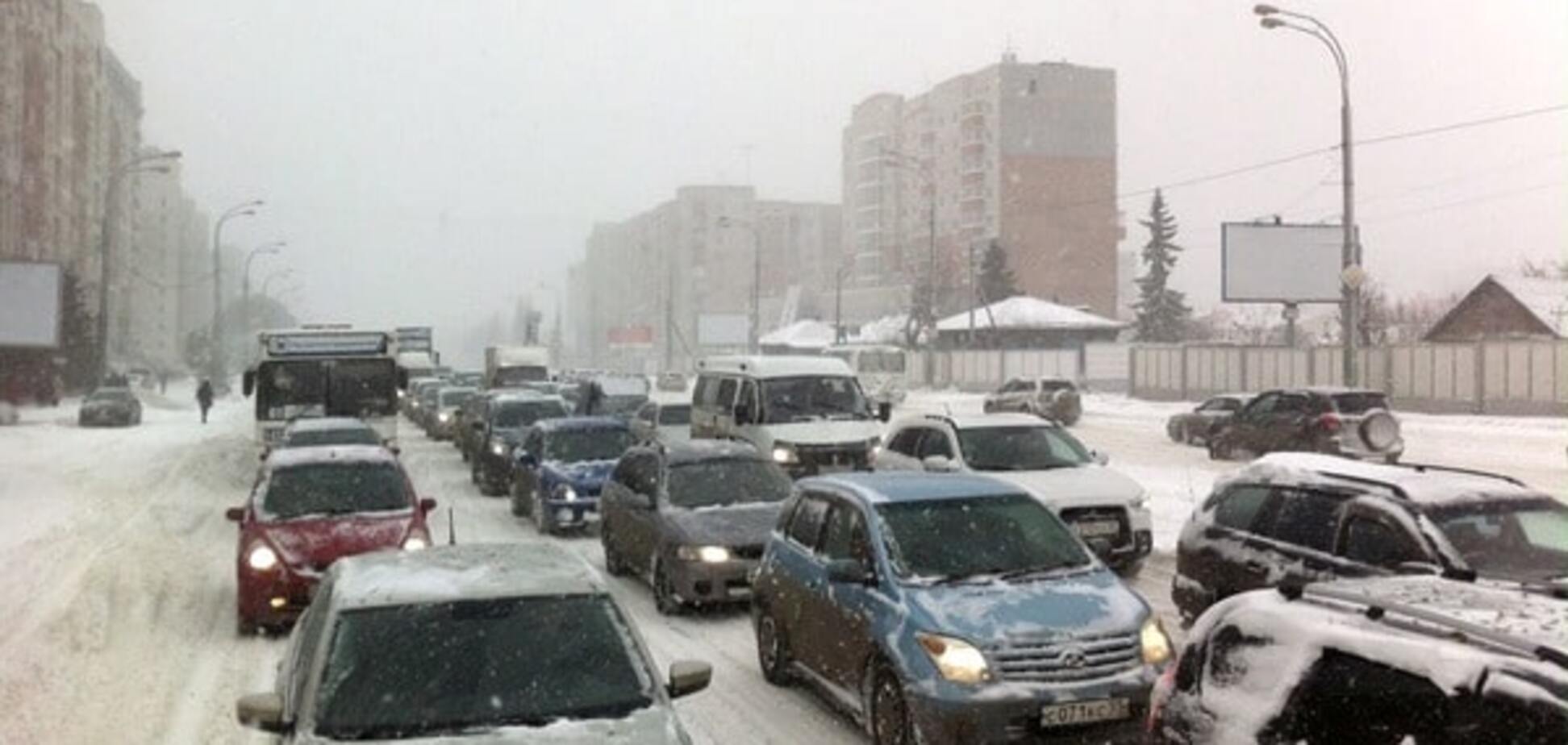 Де в Україні через снігопад перекрили дороги: повний список